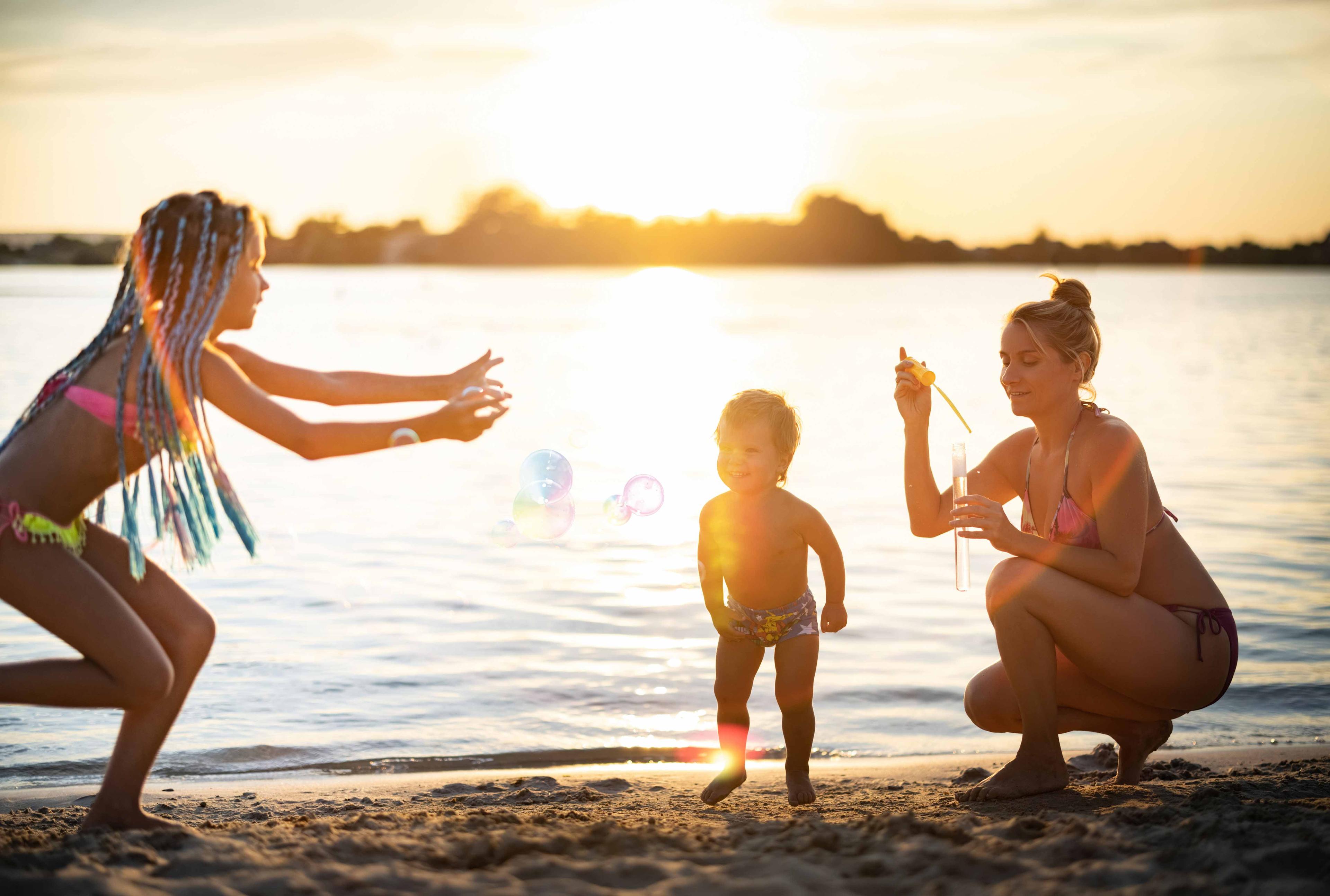 Famille-joue-plage