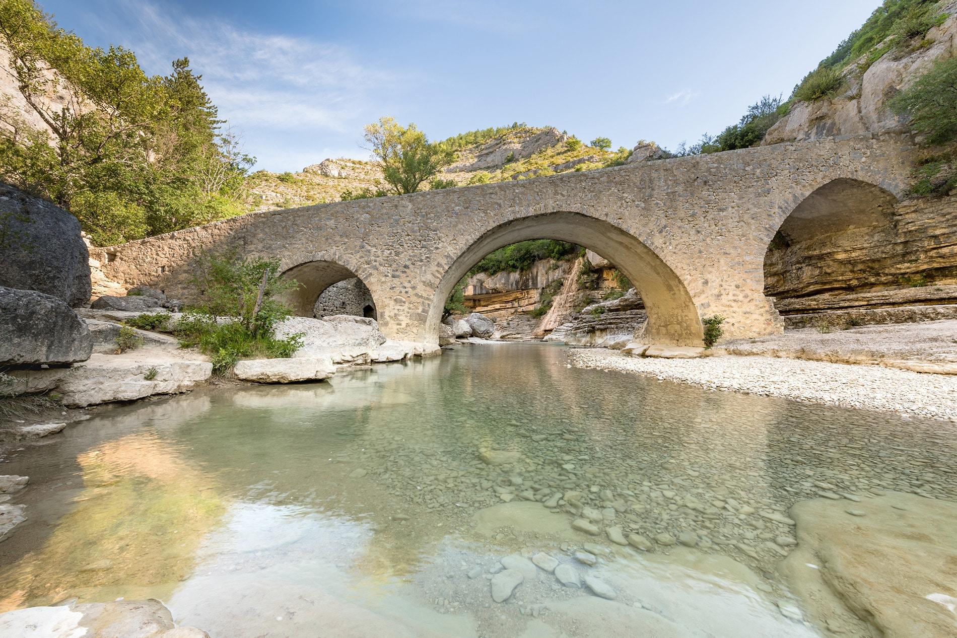 https://a.storyblok.com/f/319768/1900x1267/c730588e90/ushuaiavillages_provence_hautesalpes_incontournable_gorgesdelameouge_pontroman.jpg