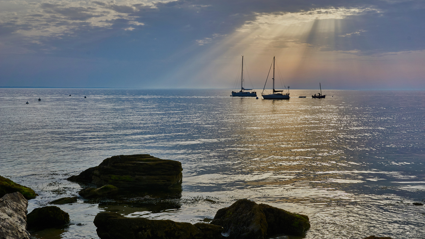 soleil couchant sur les bateaux, vue mer noirmoutier en France Loire Atlantique