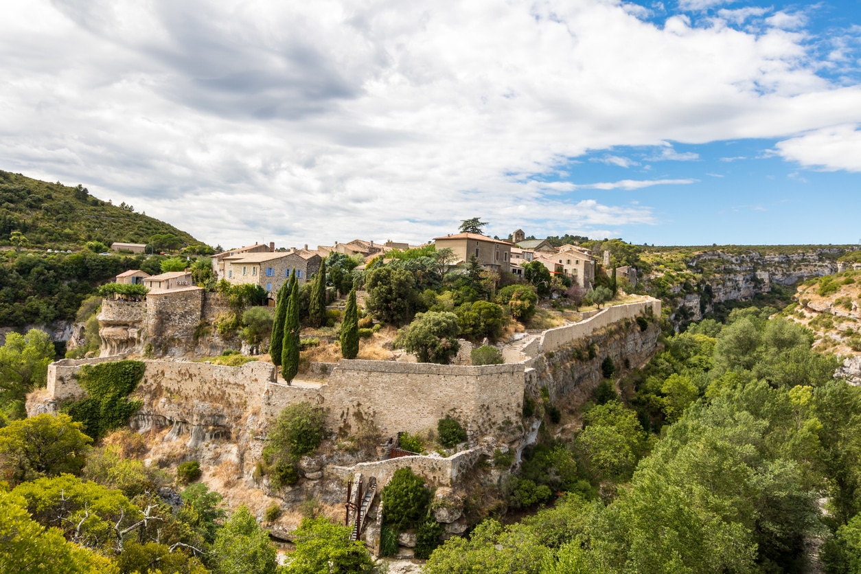 vue sur le village de Minerve et les Gorges du Brian (Occitanie, France)