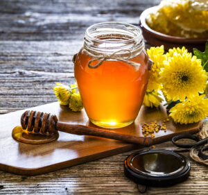 pot de miel sur une table rustique