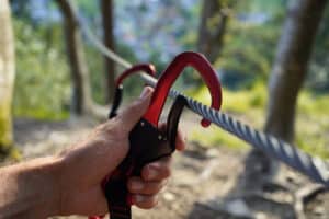 Mousquetons sur corde sur une via ferrata