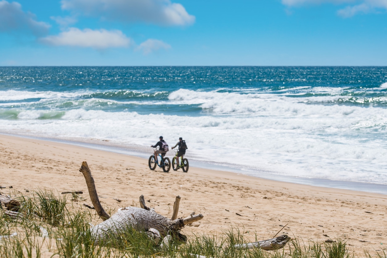 A vélo sur les plages le long du littoral aquitain dans les Landes