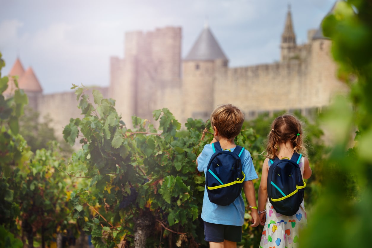 enfants devant la cité de carcasonne