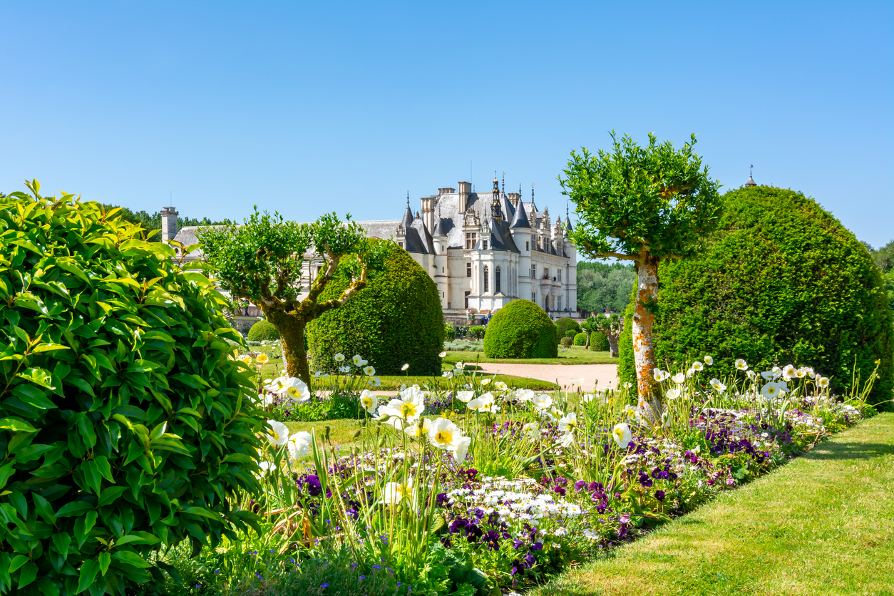 Les jardins fleuris du chateau de chenonceau dans la vallée de la loire en france