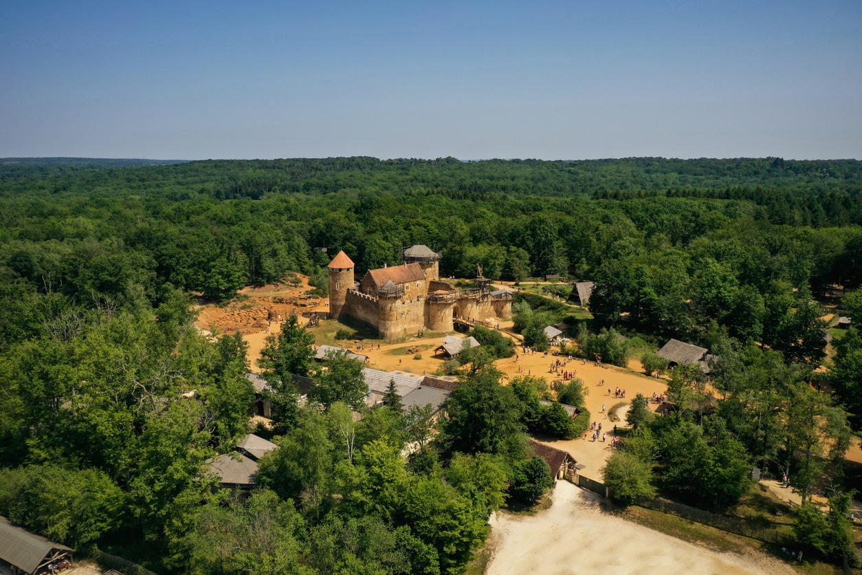 vue aerienne du chateau de guedelon dan l'yonne