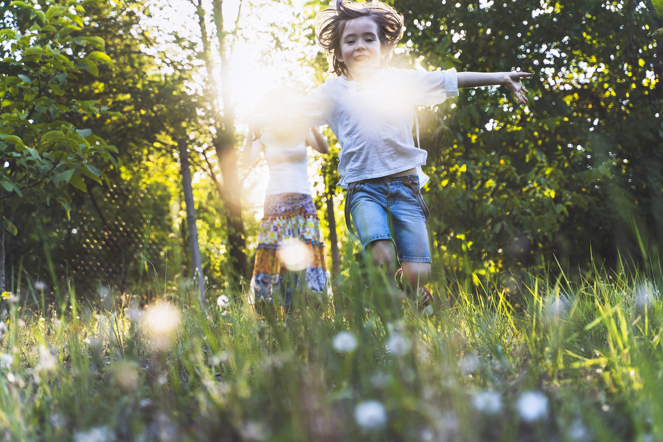 Famille joueuse courant dans les bois