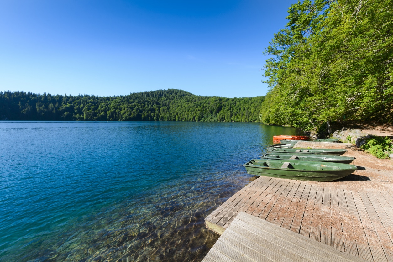 Lac Pavin en Auvergne avec des petits bateaux