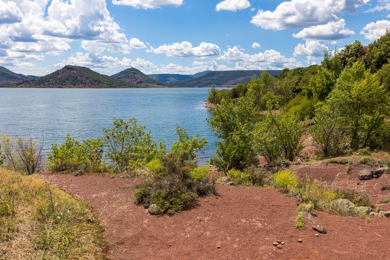 lac de salagou et sa roche rouge