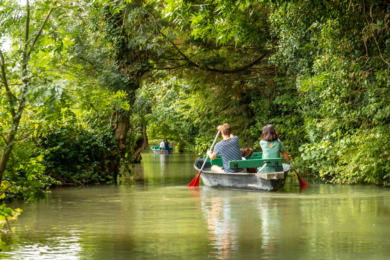 un jeune couple sur le marais en vendée