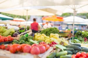 Stand de marché alimentaire des agriculteurs avec des légumes bios