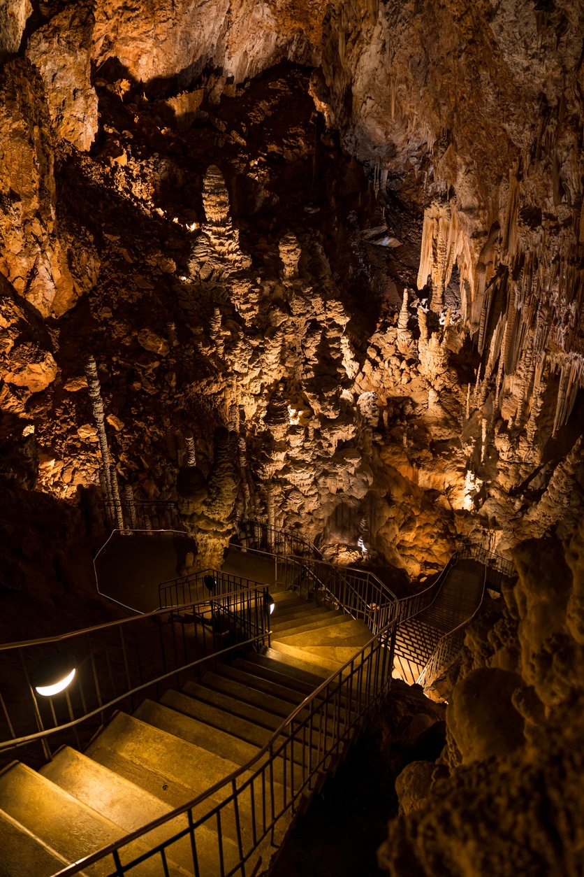 escalier pour descendre dans la cave Aven d'Orgnac