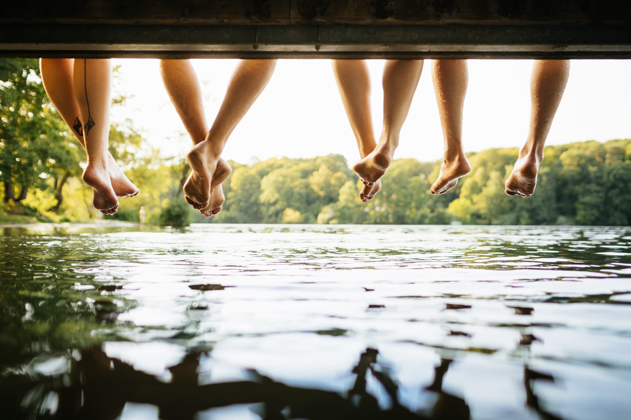 Jambes au dessus d'un lac