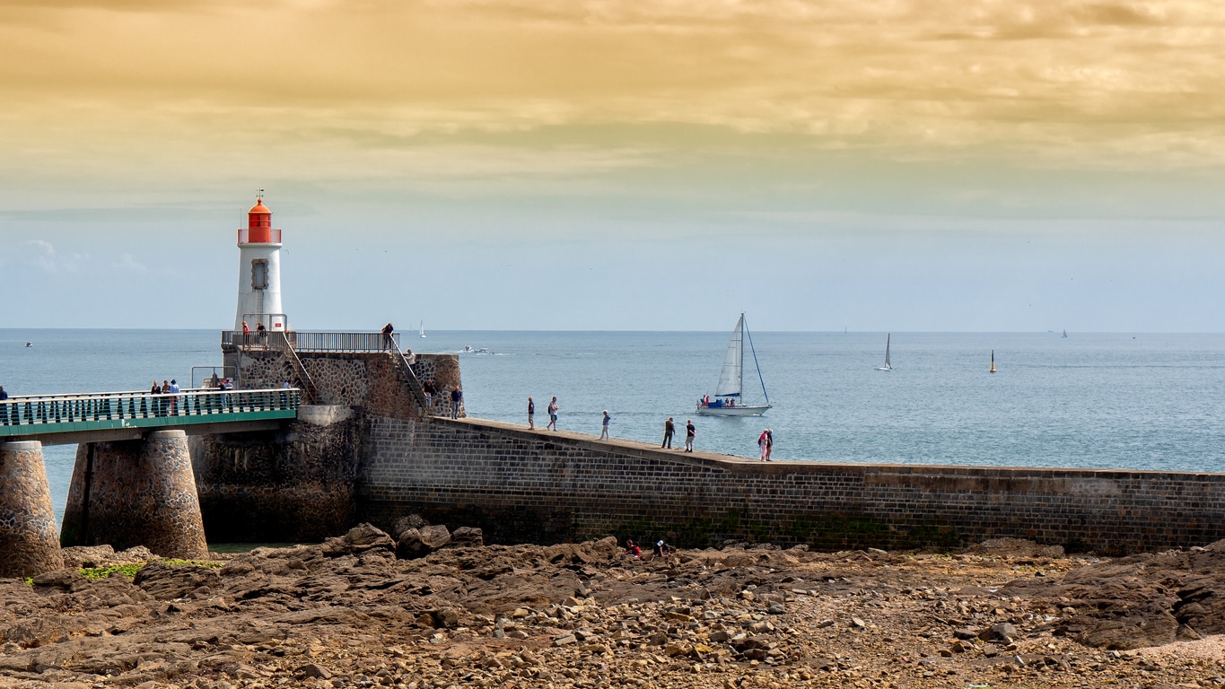 la jetée et le phare Les Sables d'Olonne, France