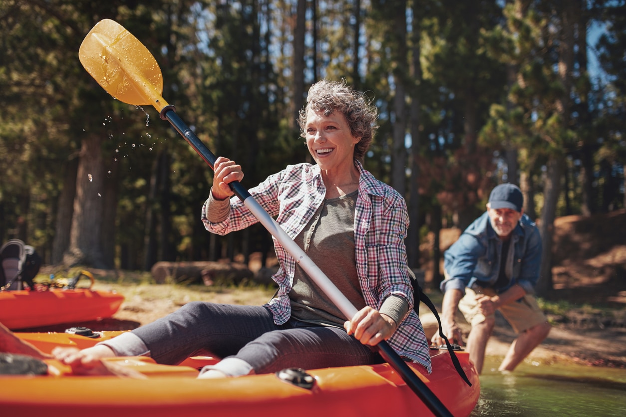 femme dans un canoe kayak sur un lac