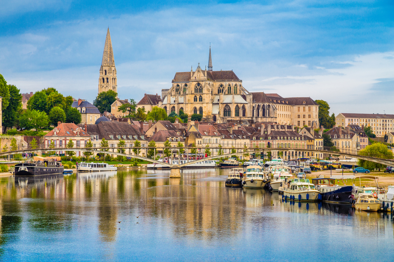 Ville historique d'Auxerre au bord de l'Yonne en Bourgogne