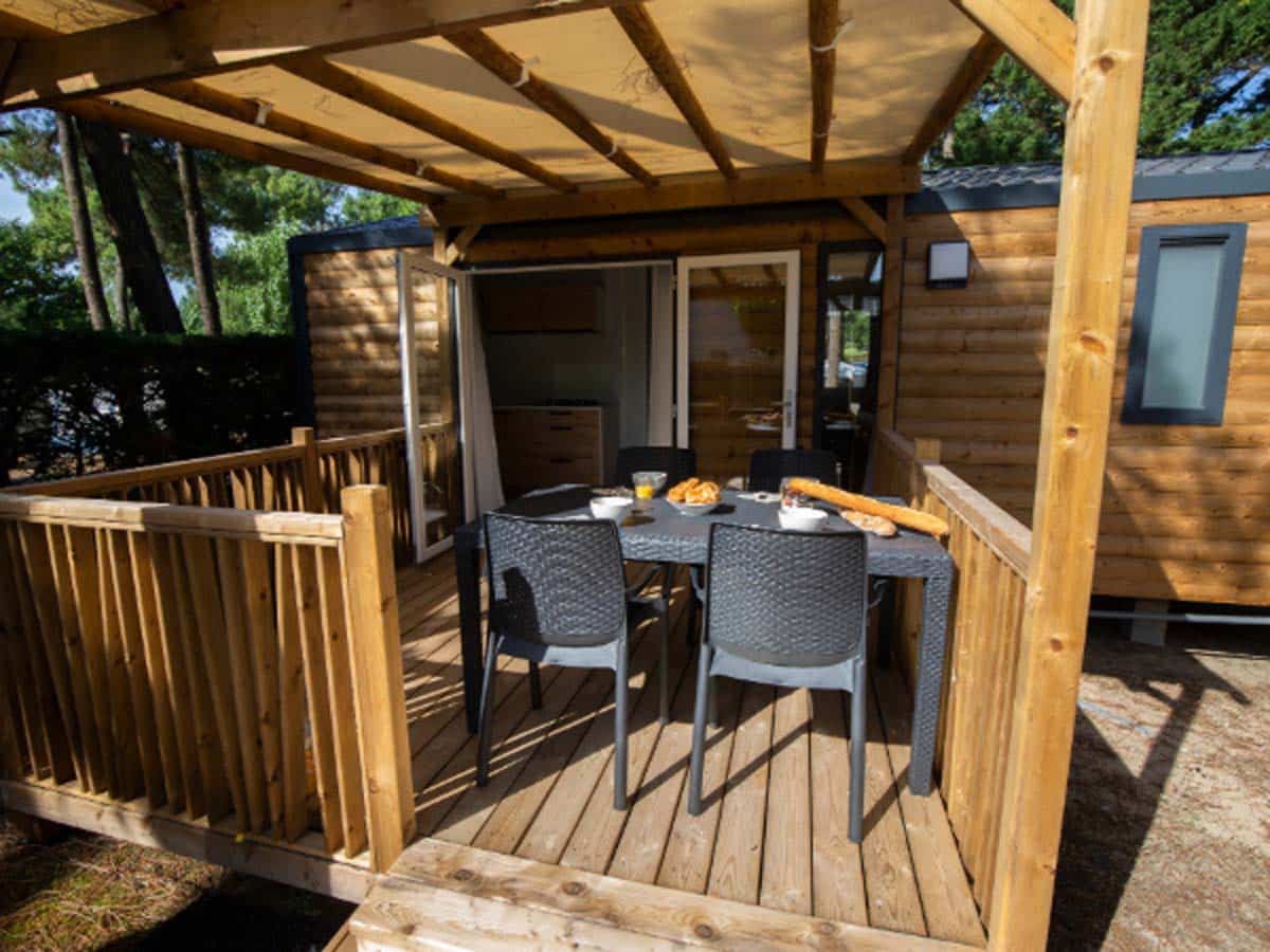 Vue terrasse bois mobil home camping conge