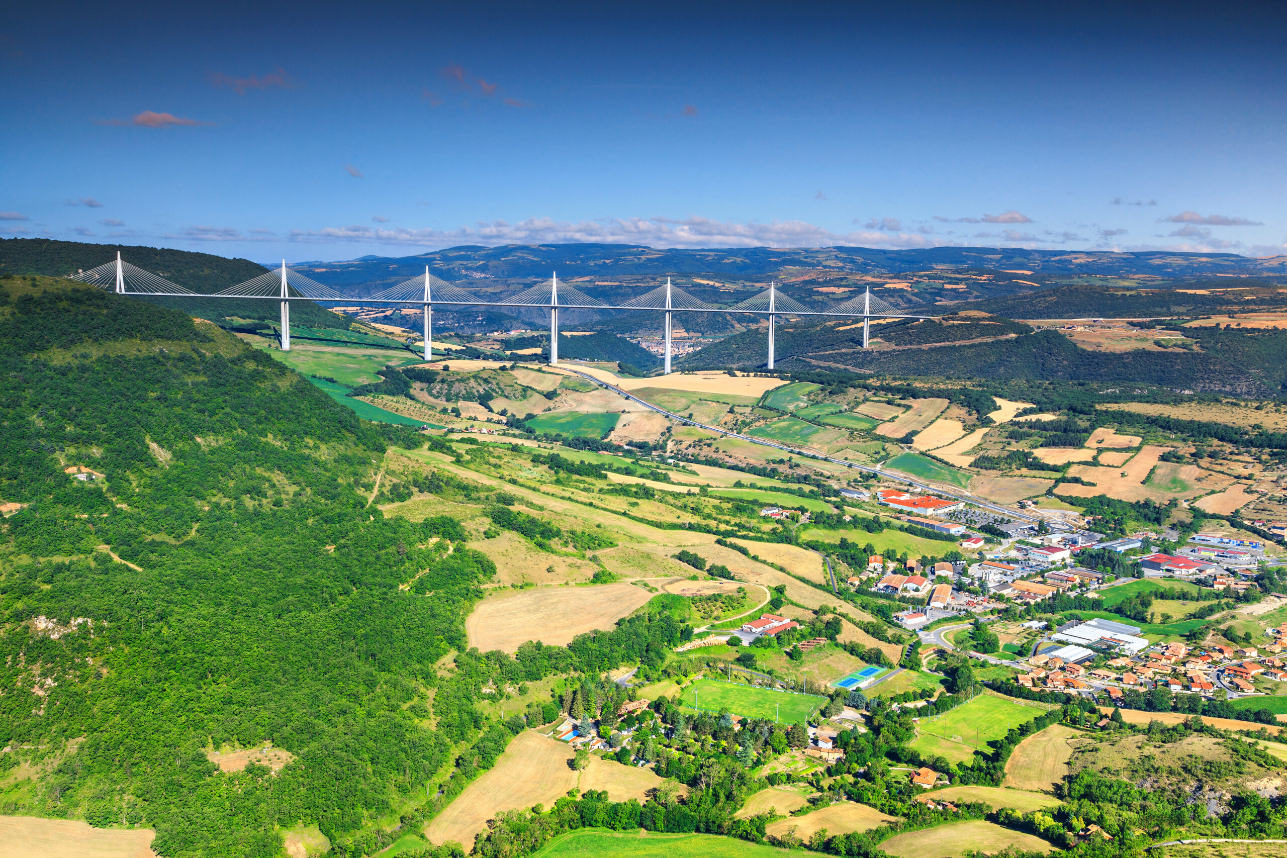 le spectaculaire viaduc proche de la ville de millau