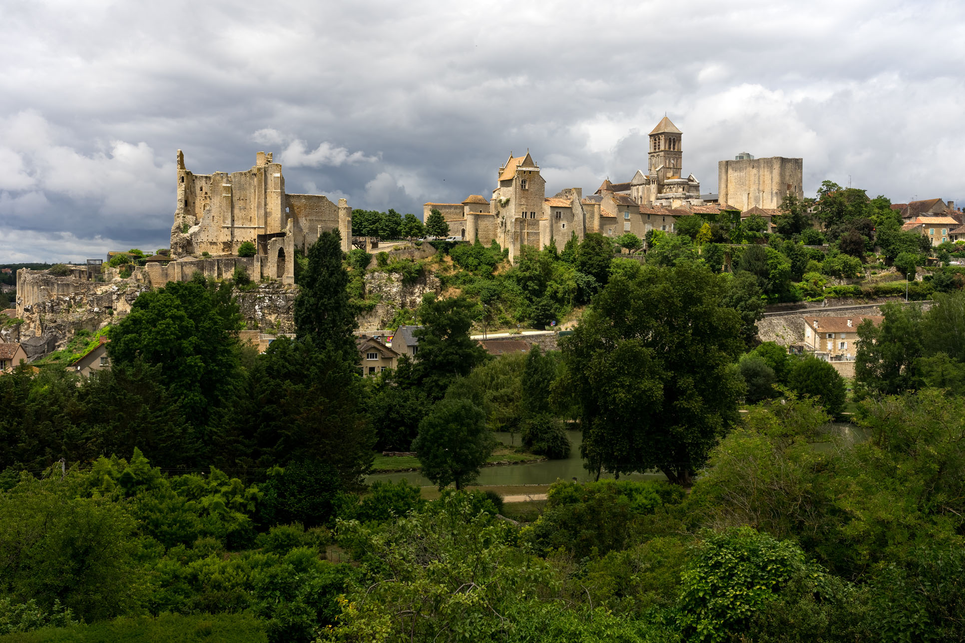 vue sur le village et le chateau medieval de Chauvigny. France.