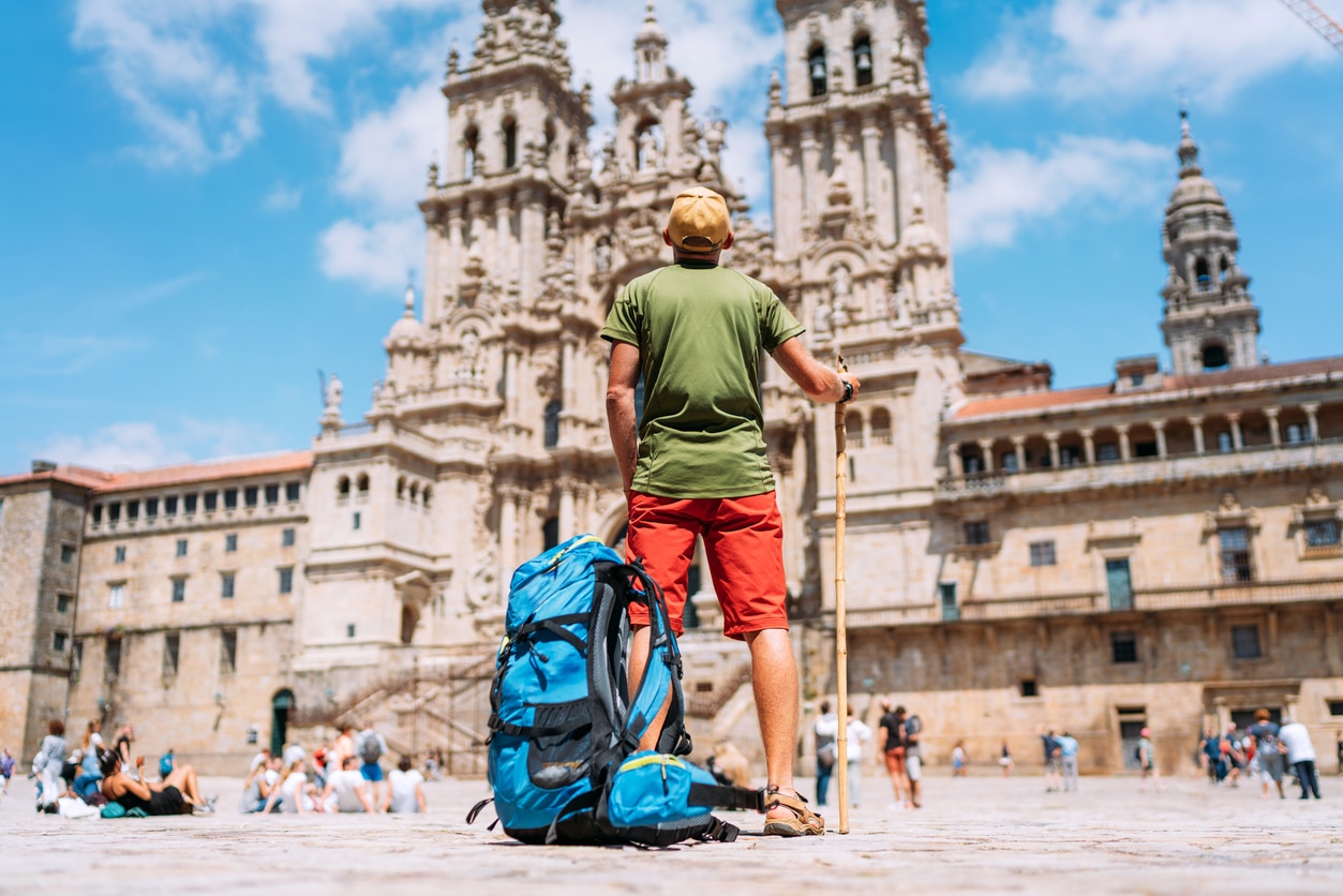 pélerins devant le Cathédrale de saint jacques de Compostelle