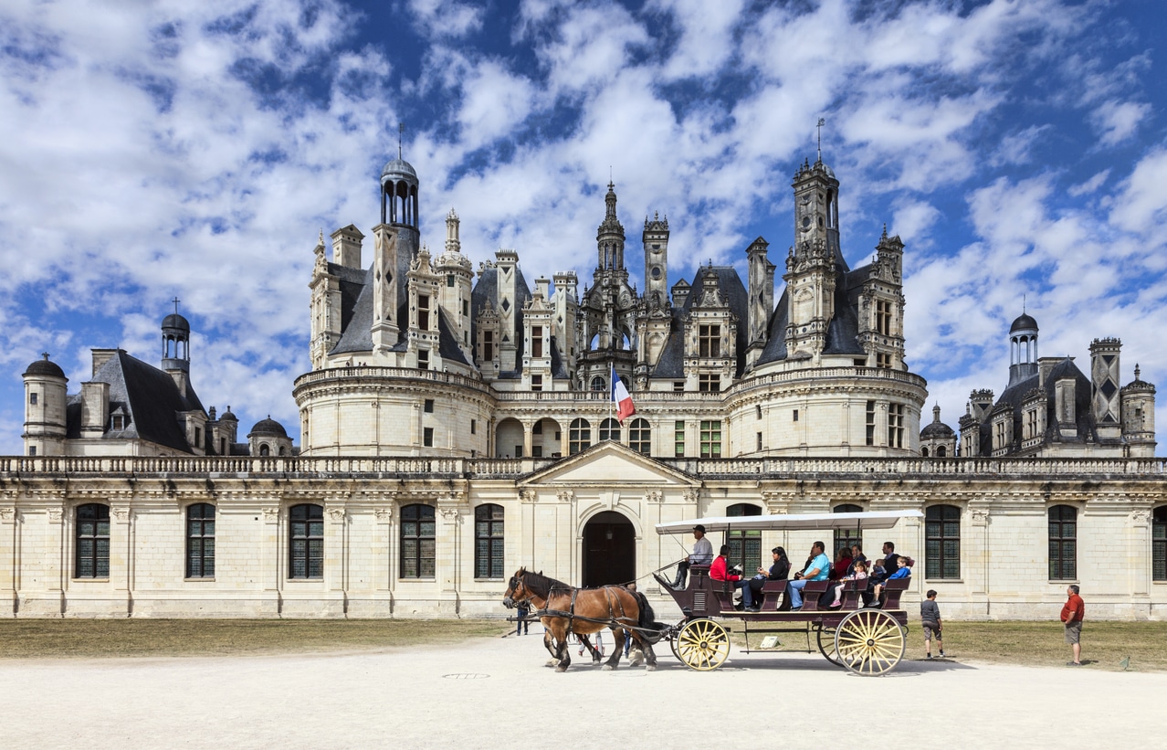 Chateau de Chambrod avec une calèche de touristes