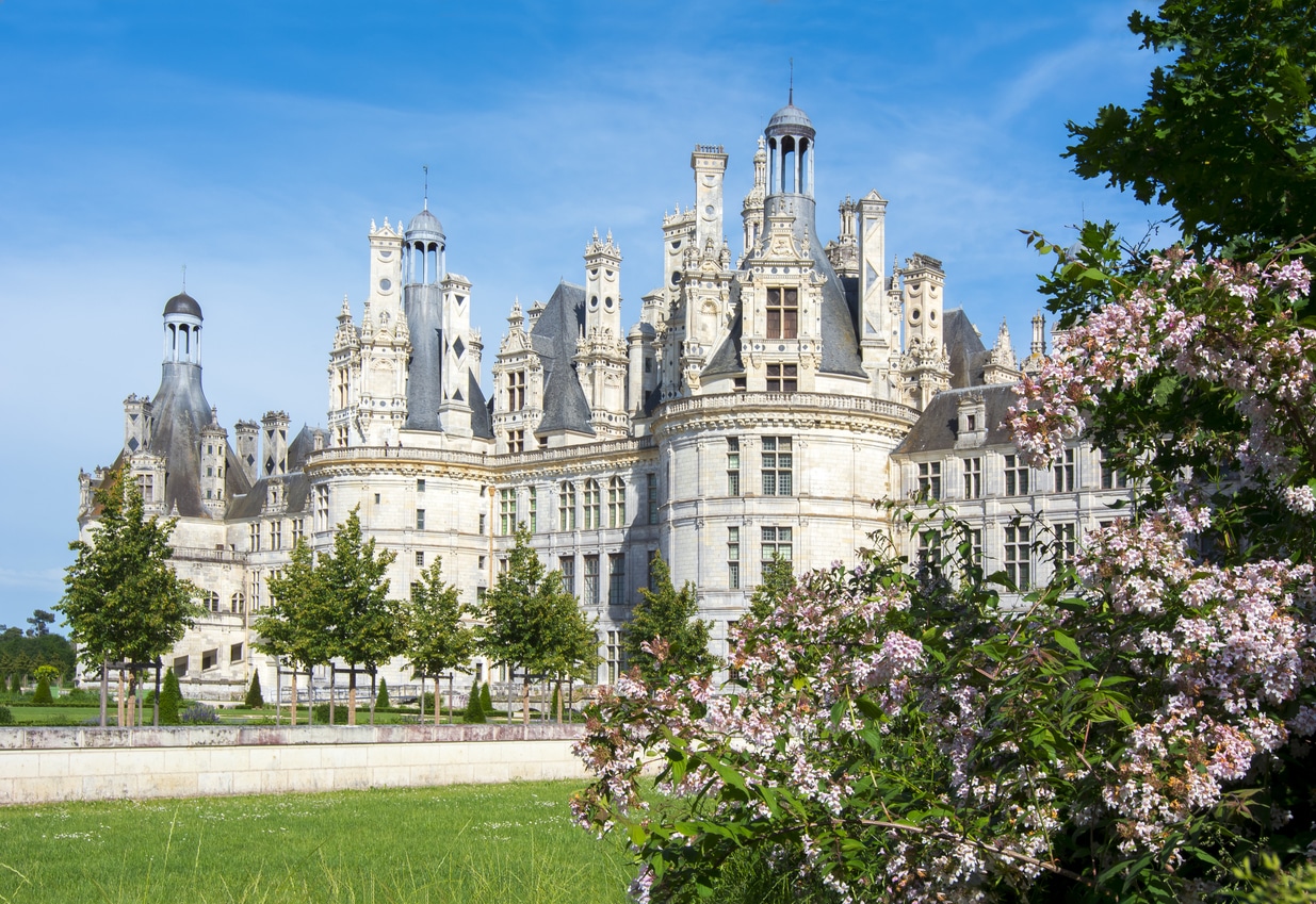 Chateau de Chambord dans la vallée de Loire vue de côté