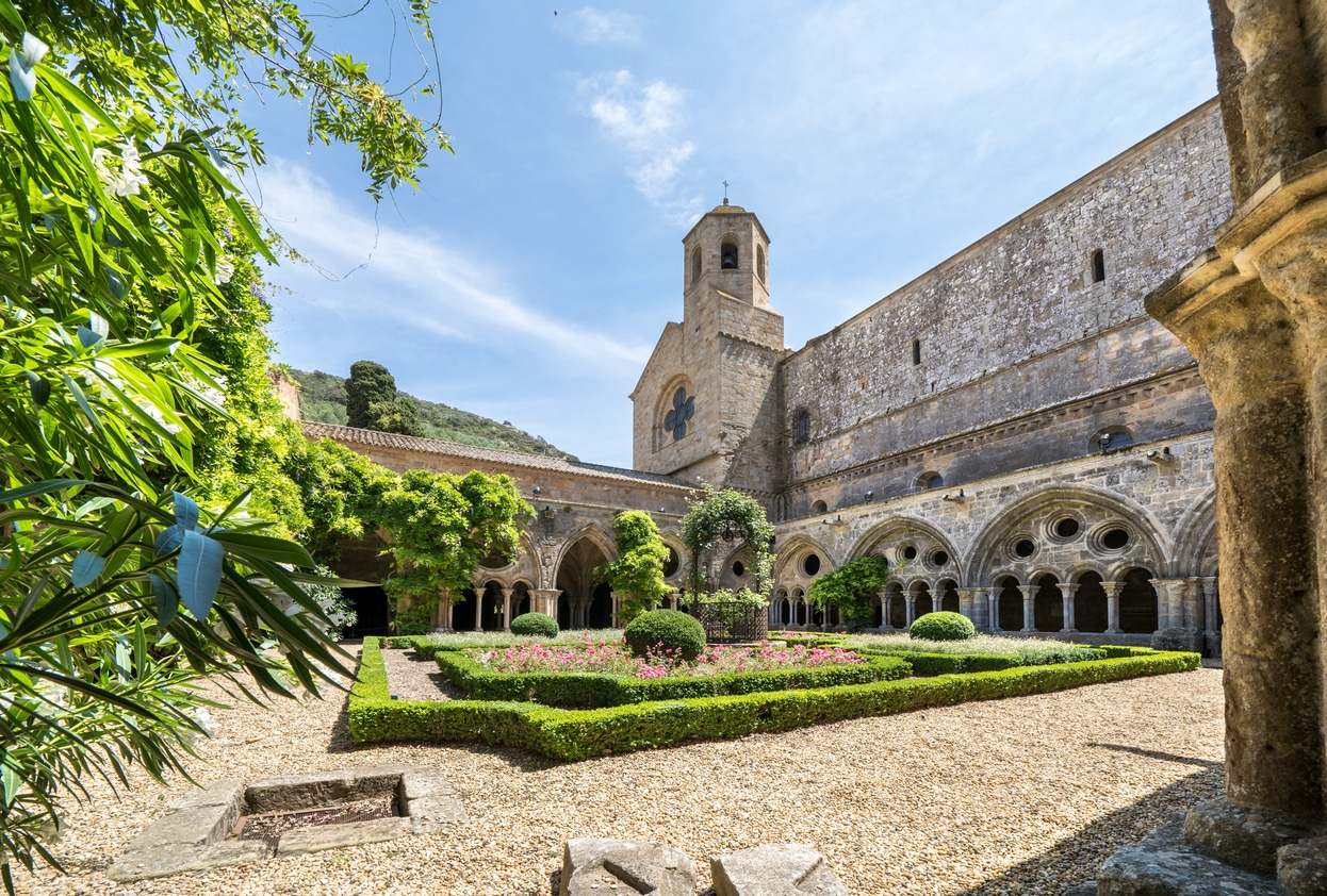 Vue depuis de la cour de l'Abbaye de Fontfroide