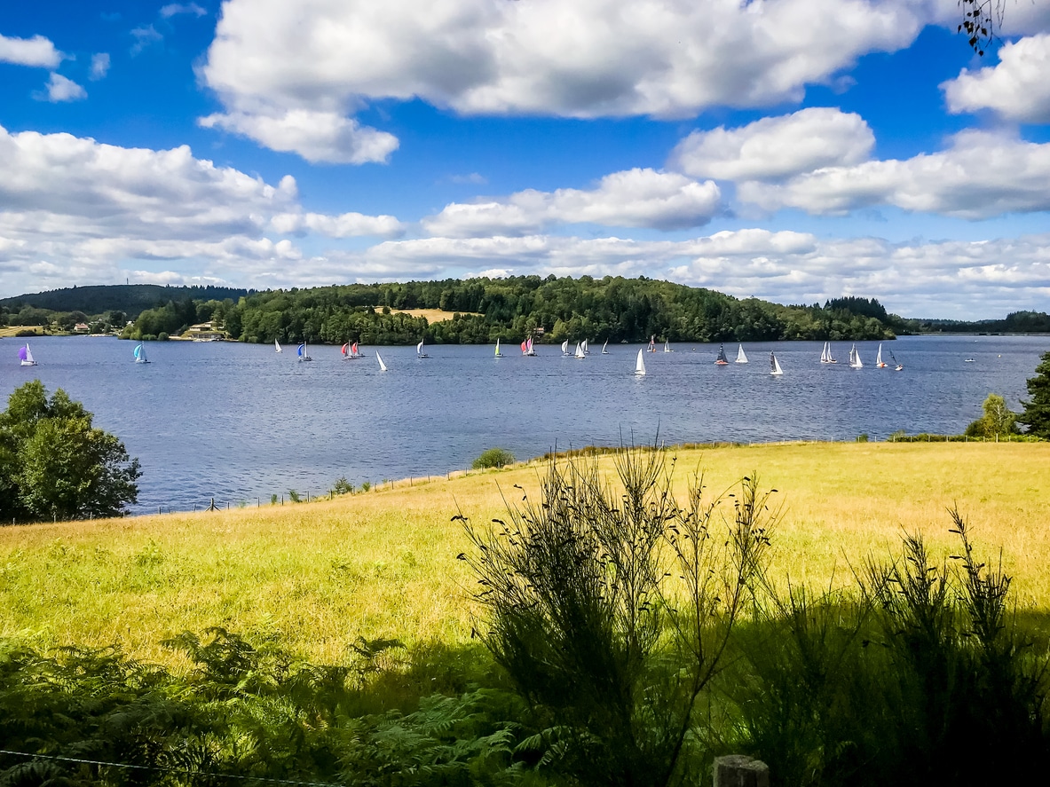 champs avec vue sur le lac de vassiviere