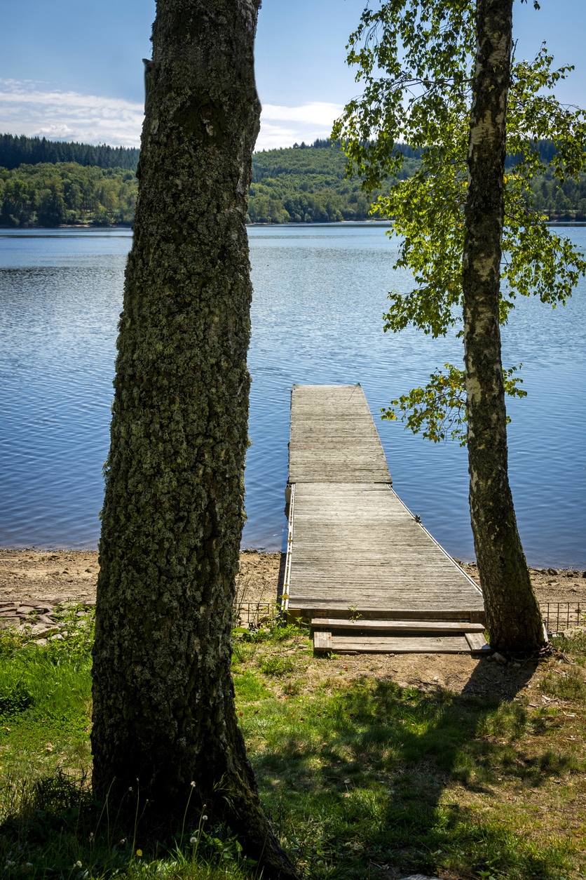 ponton avec vue sur le lac de vassiviere dans la creuse