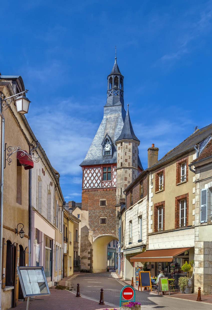 Vue sur l'église de Saint-Fargeau dans l'Yonne