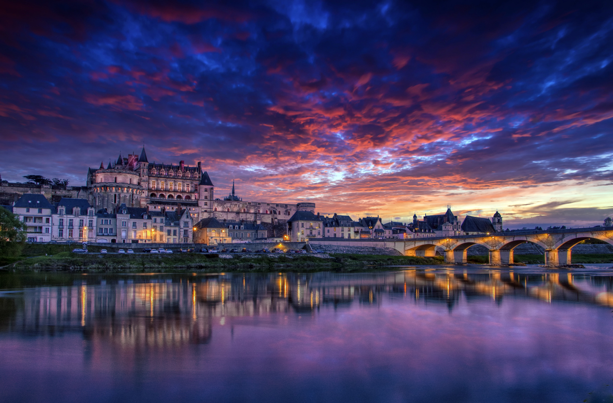 Le château royal d'amboise et le pont de nuit