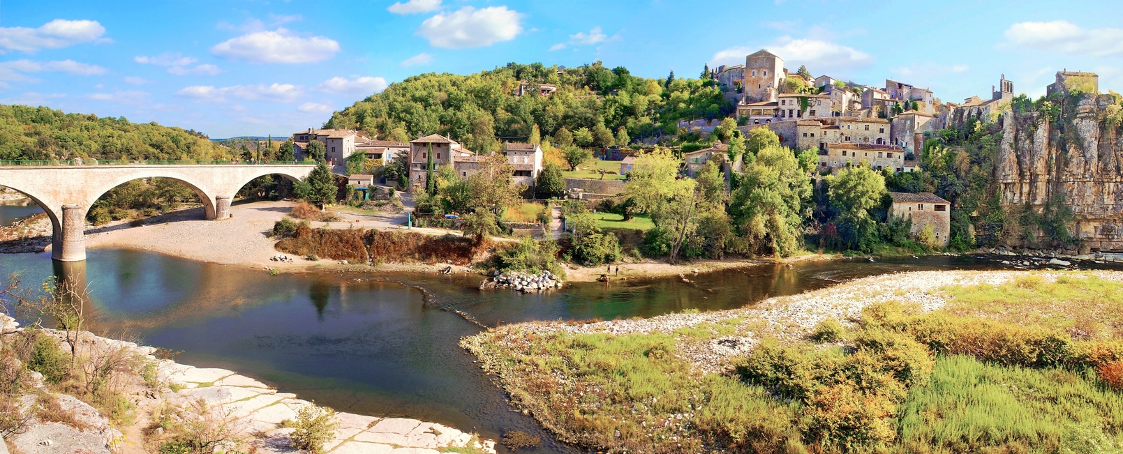 panorama sur le villages de Balazuc en ardèche et la rivière