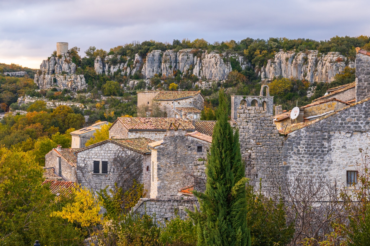 Village médiéval de Balazuc en ardèche en France et ses ruelles en pierre