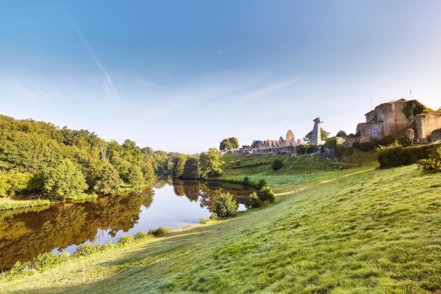 chateau de Tiffauges vue exeterieure _A_Lamoureux