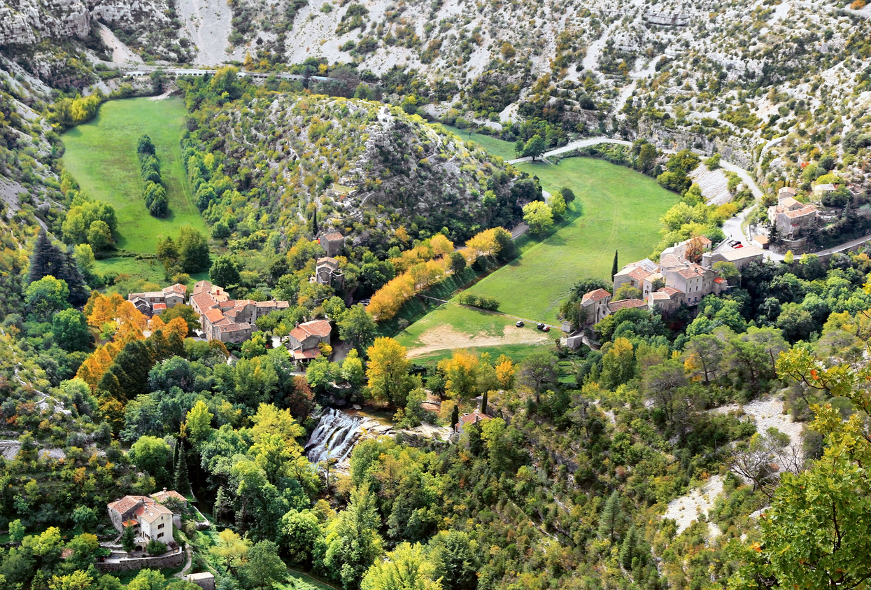 le village de navacelles au coeur du cirque