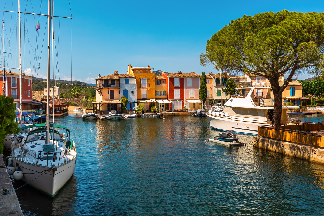 Maisons colorées de port grimaud