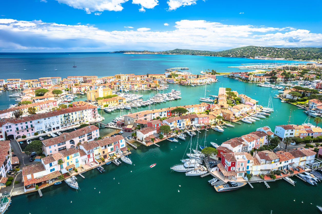 vue aerienne de port grimaud dans le var, sud de la France